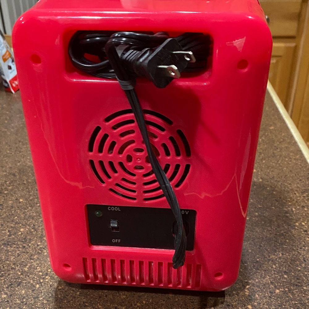 EUC Orbit innovations Cute Red Strawberry beauty Mini Fridge - Picture 4 of 6
